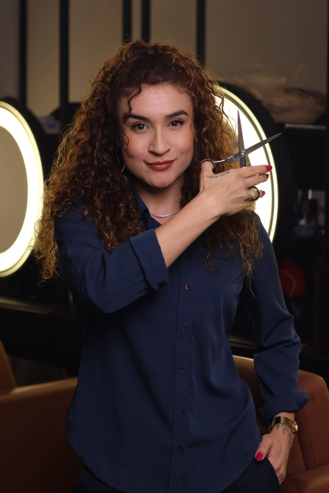 Beatriz Paes com a tesoura, no salão